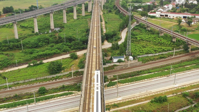 中国铁路高架乡村风光视频下载