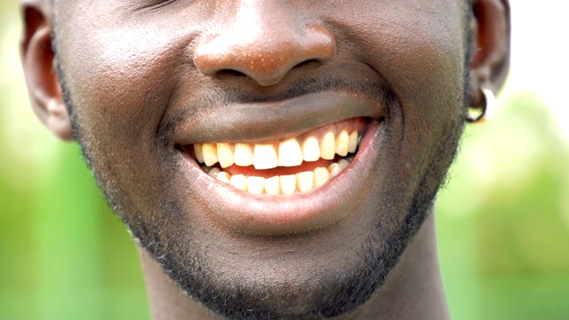 快乐的非裔美国人的嘴的特写视频素材