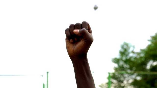 黑人生命也是物质抗议者举起了他们的拳头视频素材