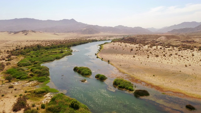 WS河穿过遥远的沙漠，纳米比亚，非洲视频素材