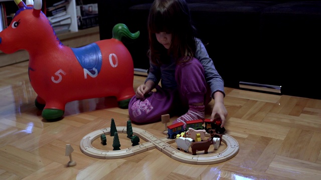 可爱的小女孩在玩木制火车视频下载