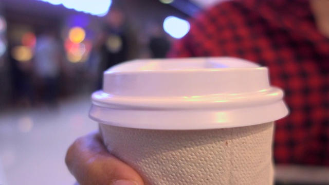 女人用一次性杯子滑杯喝咖啡视频素材