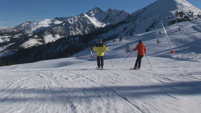 在空旷的斜坡上滑雪视频素材