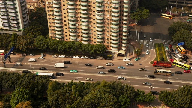 广州主城区多车道街道的交通状况。从上面射视频素材