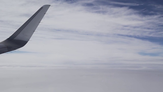飞机在天空的云里面视频素材