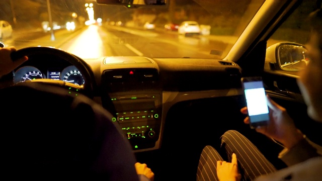女商人用手机上的gps给司机导航视频素材