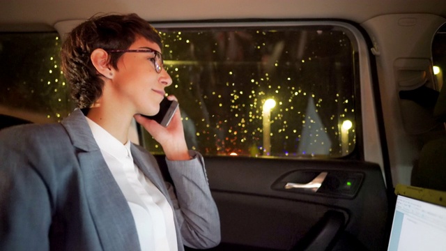 年轻的女企业家在车里打电话视频素材