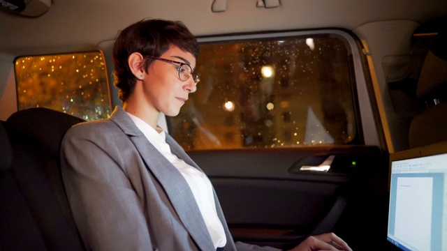 年轻的女商人在车里用笔记本电脑工作视频素材