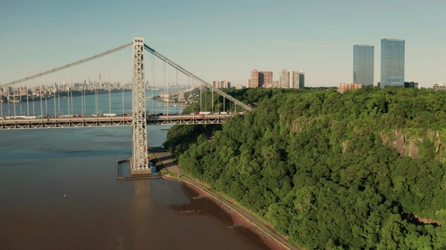 鸟瞰图飞向乔治华盛顿大桥李堡NJ视频素材