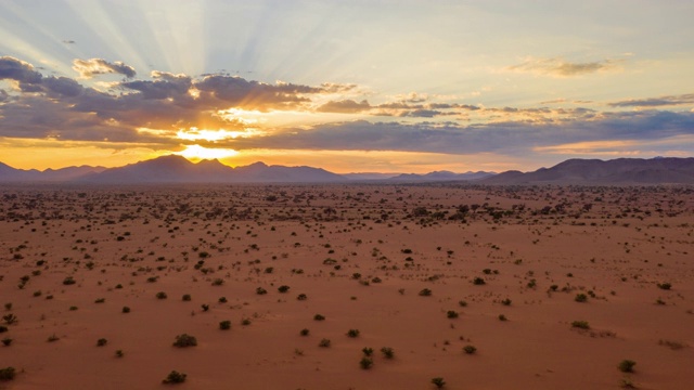 日落在雄伟的沙漠景观，纳米比亚，非洲视频下载