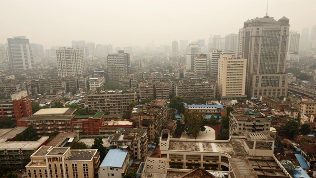 鸟瞰中国广州的破败住宅区和高层建筑。大镜头在一个烟雾弥漫的日子视频素材