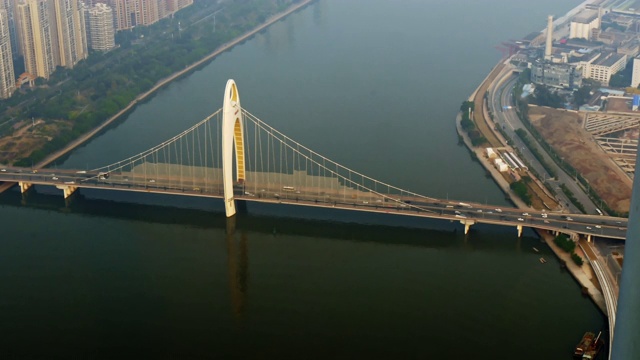 航拍中国广州猎得大桥穿过珠江。从广州塔拍摄。视频素材