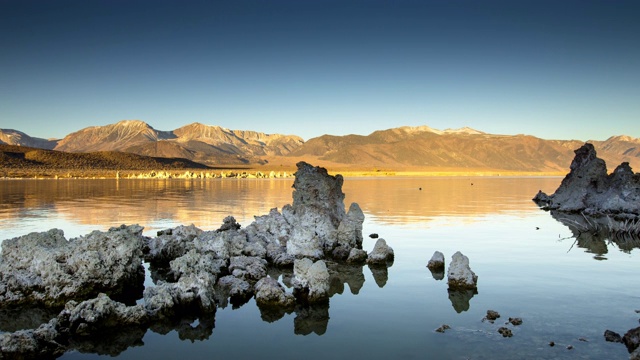 莫诺湖在黎明从南凝灰岩储备-运动控制时间流逝视频素材