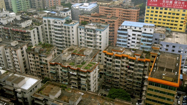 鸟瞰中国广州的破败住宅区。广角镜头视频素材