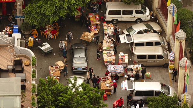 从上面俯瞰中国广州繁忙的街市。位于圣心大教堂前视频素材