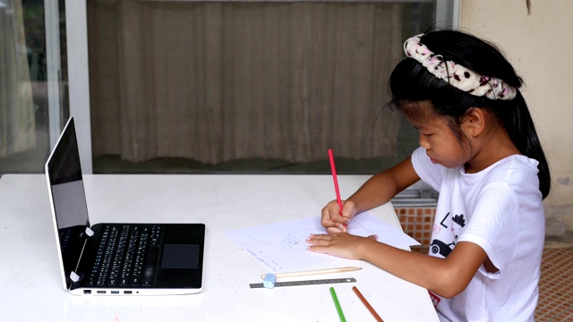 长发亚洲女孩在网上学习视频下载