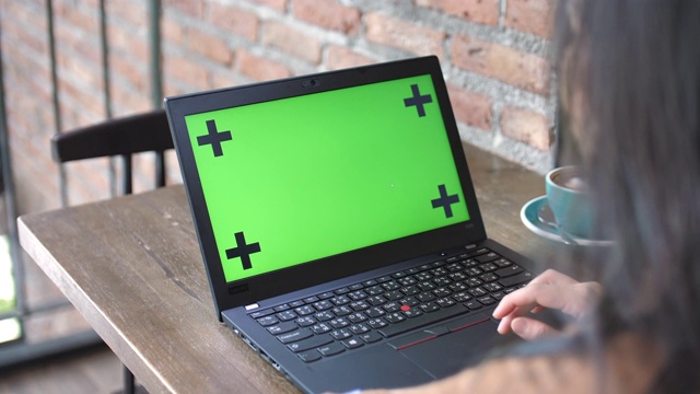 用绿屏幕笔记本电脑的女人视频素材