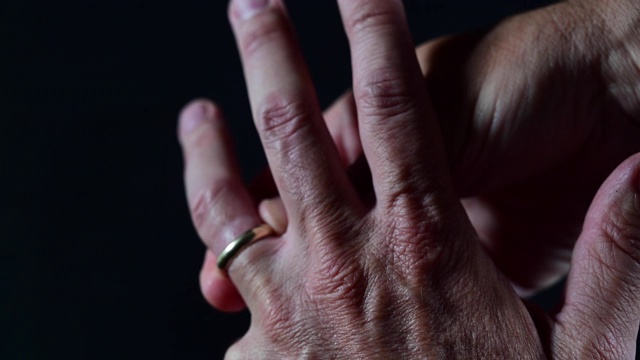 男人正在取结婚戒指。视频下载