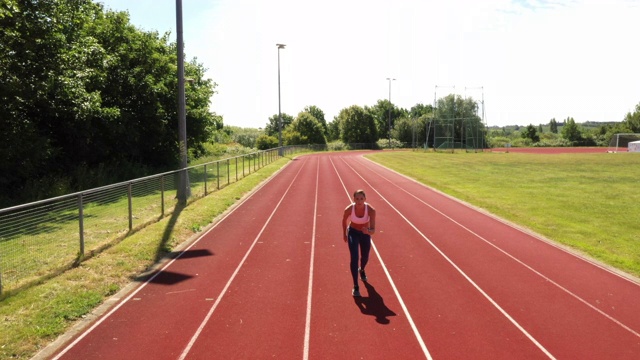 女子短跑运动员从站立姿势开始跑步练习视频下载