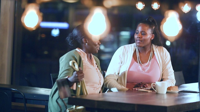非裔美国妇女在餐馆见面，握手视频素材