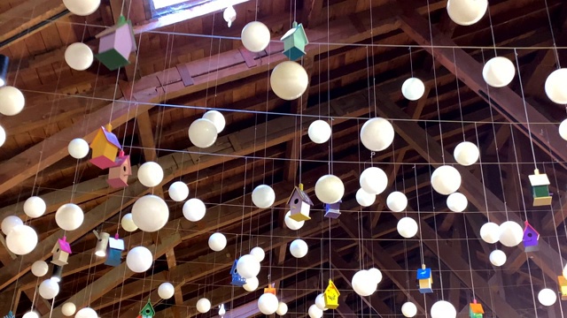 天花板上悬挂着发光的球灯视频下载