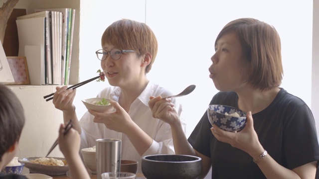 两个女人在居酒屋吃午饭，日本酒吧视频素材