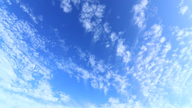 延时拍摄的蓝天和云朵在日本4K分辨率的镜头视频素材