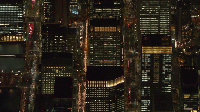 日本东京丸之内夜晚的空中摩天大楼视频下载