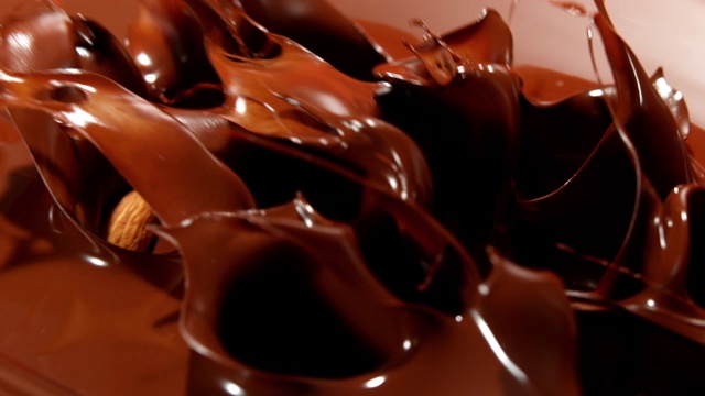 杏仁跳进液态巧克力里视频素材