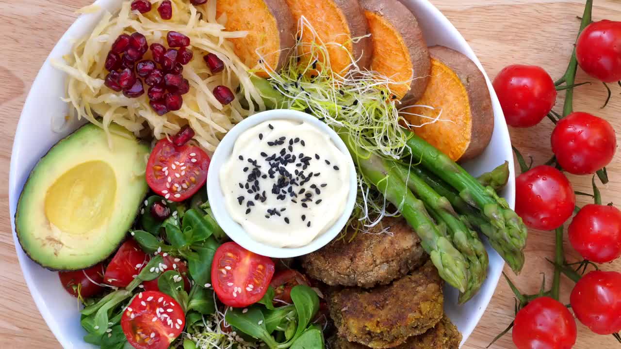 健康素食午餐碗。Avocado, Chickpea Patties, Yams, Vegetable Salad视频下载