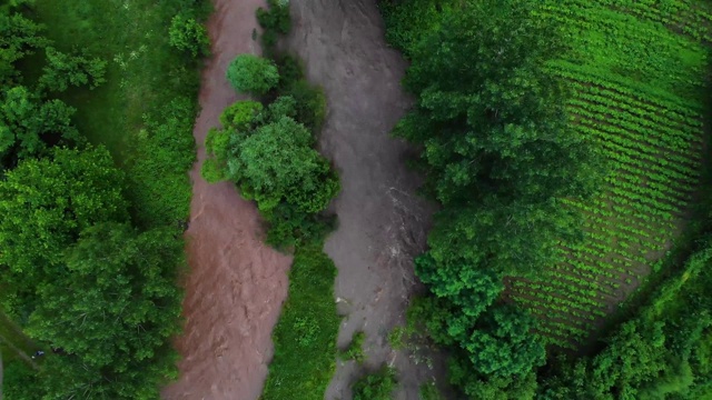 湍急的河水流过村庄，把前面的一切都冲走了——浑浊湍急的河水——暴雨——自然灾害视频素材
