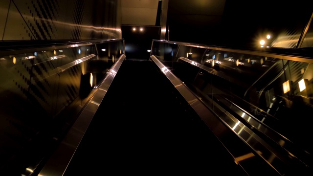大楼内自动扶梯的玻璃栏杆视频下载