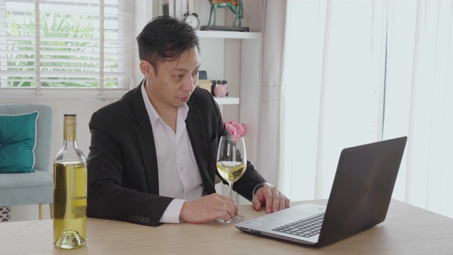 亚洲人虚拟快乐的时间会议聚会和喝白葡萄酒在网上与他的朋友在视频会议与数字平板电脑的在线会议在视频通话的社会距离。视频素材