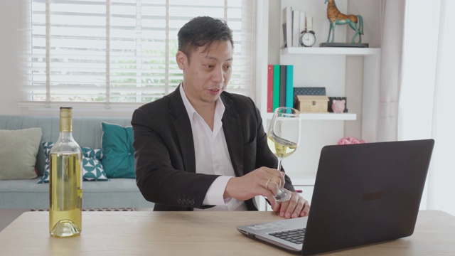 亚洲人虚拟快乐的时间会议聚会和喝白葡萄酒在网上与他的朋友在视频会议与数字平板电脑的在线会议在视频通话的社会距离。视频素材