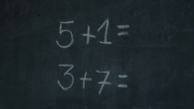 小学黑板上的简单方程式的特写视频下载