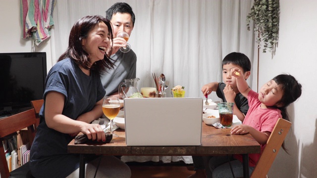 家庭参加在线视频会议，并在家里一起吃饭视频素材