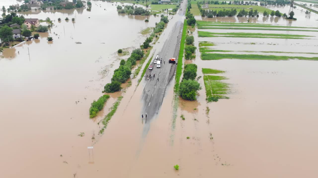 淹没了公路。洪水期间道路被淹。路上不能通行的汽车淹没了河水。视频素材