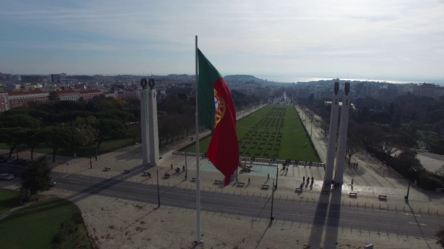 葡萄牙人在里斯本爱德华多公园上方挥舞旗帜视频下载