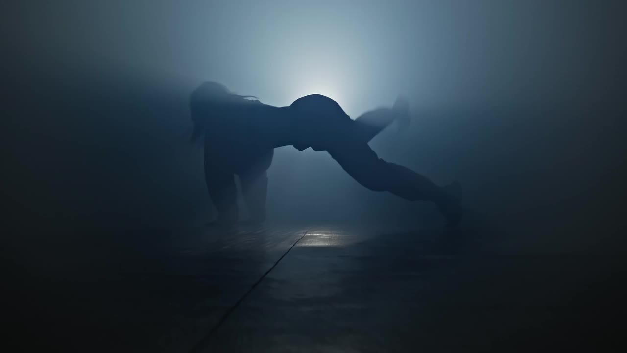 优雅的女性舞蹈工作室与烟雾和聚光灯。女士套头衫视频下载