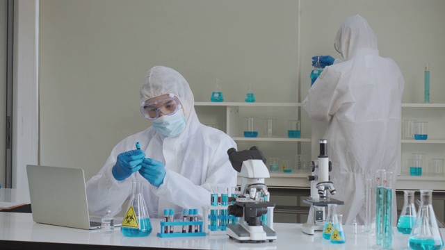 冠状病毒:在实验室工作的医疗技术人员或科学家。视频素材