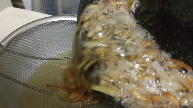洋葱丝倒在筛子上的镜头视频素材