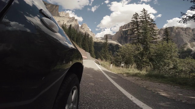 在Dolomites上行驶的POV汽车:在Sella山口超速行驶视频素材