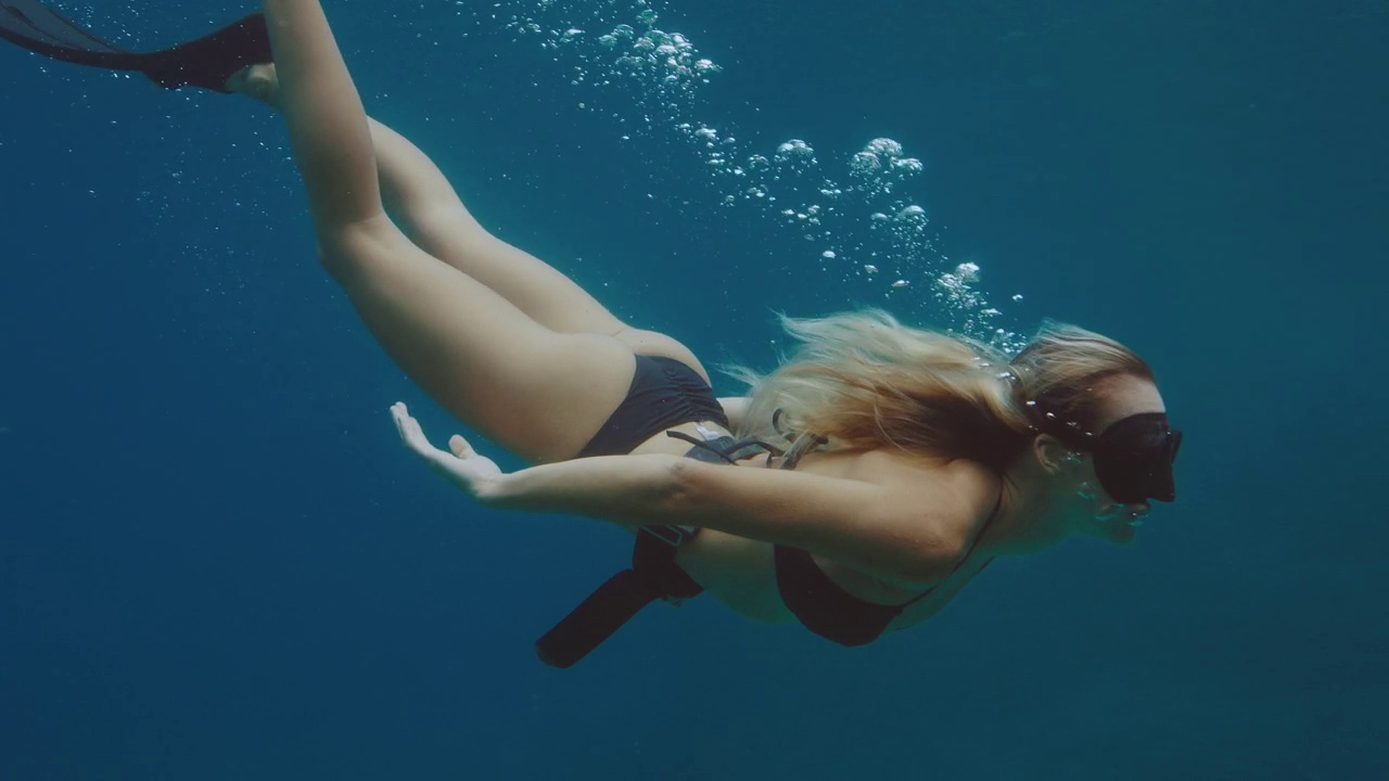 美女自由潜水视频素材