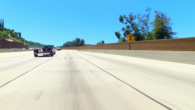 在405高速公路上行驶，这是世界上最繁忙的高速公路，在加州洛杉矶的高峰时段，4K视频下载