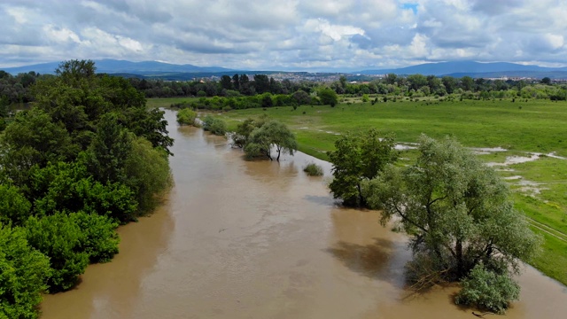 大雨过后，农田水道上的水被淹没破坏视频素材