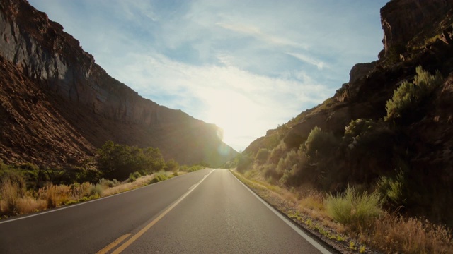 POV汽车驾驶在美国西南:笔直的道路和壮丽的日落户外视频下载