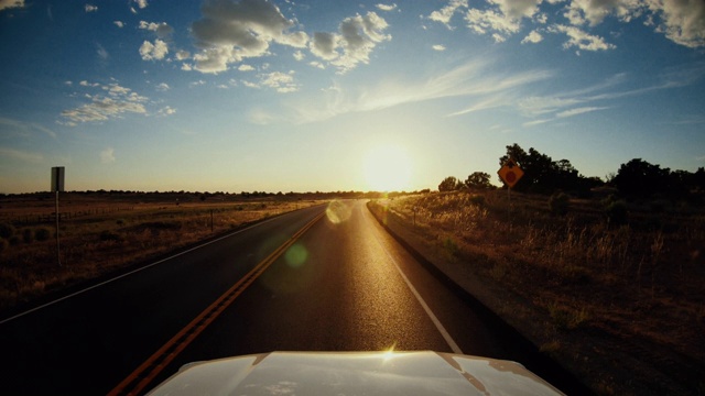 POV汽车驾驶在美国西南:笔直的道路和壮丽的日落户外视频素材