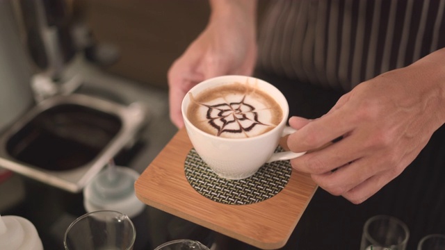 咖啡师在咖啡馆提供新鲜咖啡视频下载