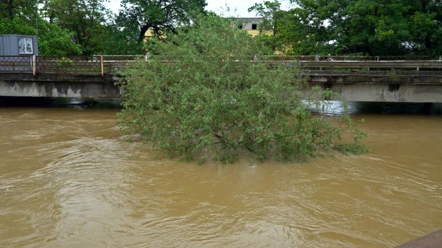 混凝土桥在江面上涨潮涨高，大雨过后水位泛滥。视频素材