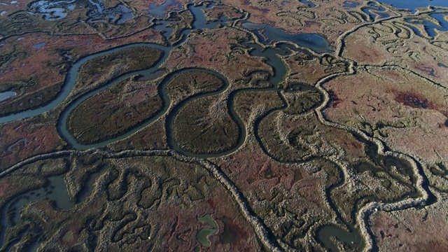 低潮时，无人机飞向西班牙韦尔瓦沼泽地的宏伟水系视频下载